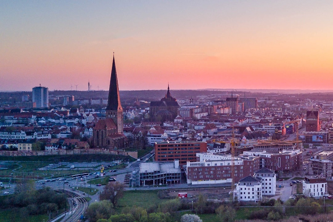 Rostock Petrikirche im Abendlicht