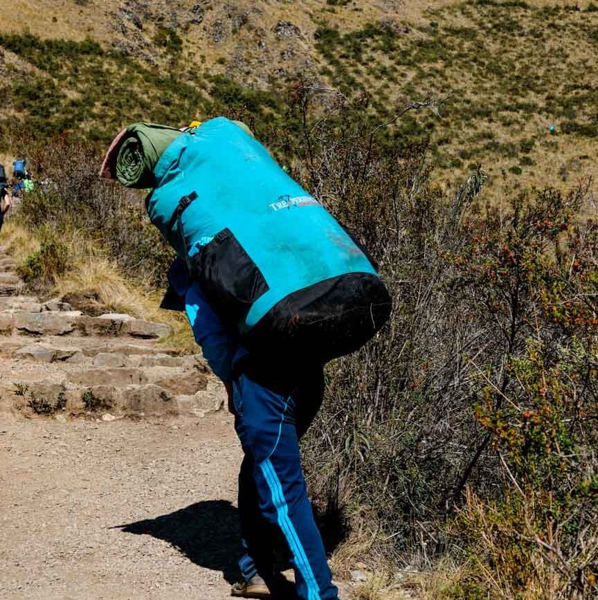 inka trail machu picchu porter mit gepaeck