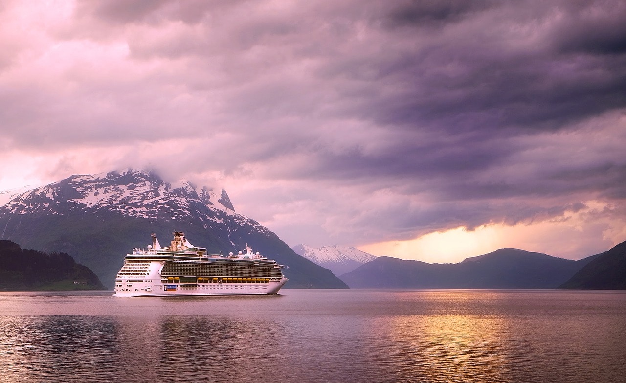 Kreuzfahrtschiff im norwegischen Fjord