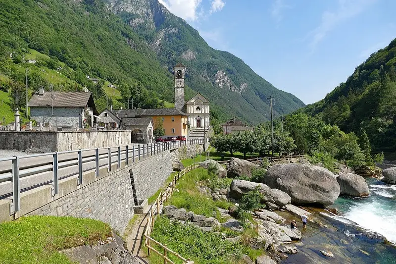 Schweiz Lavertezzo Fluss im Verzascatal