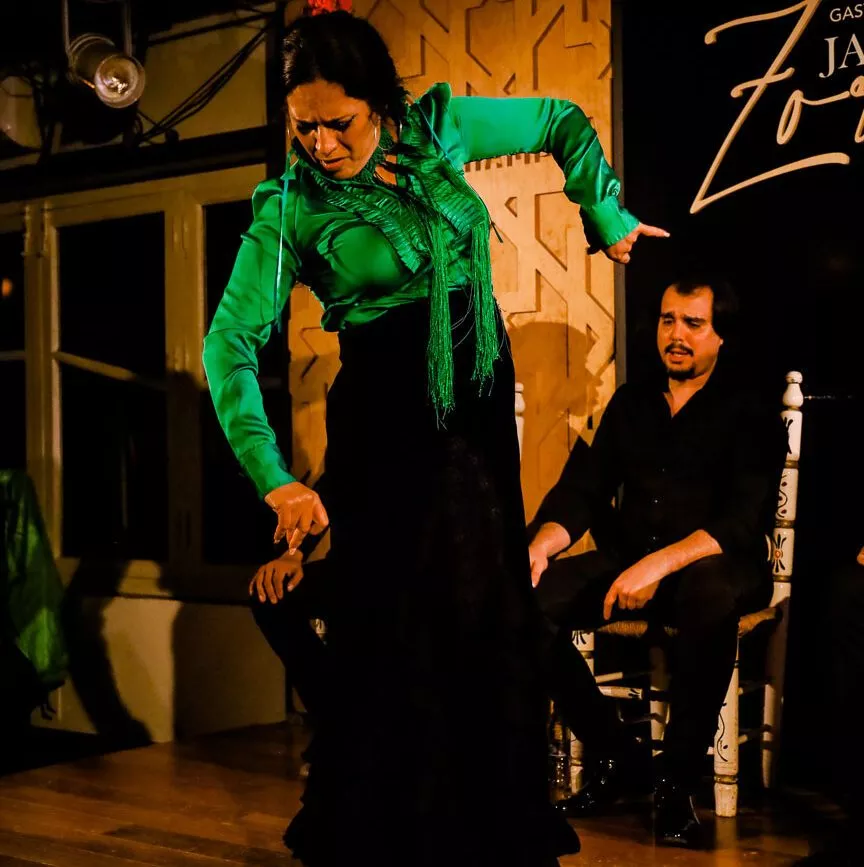 andalusische flamenco taenzerin tritt neben musiker auf andalusische flamenco taenzerin tritt neben musiker auf