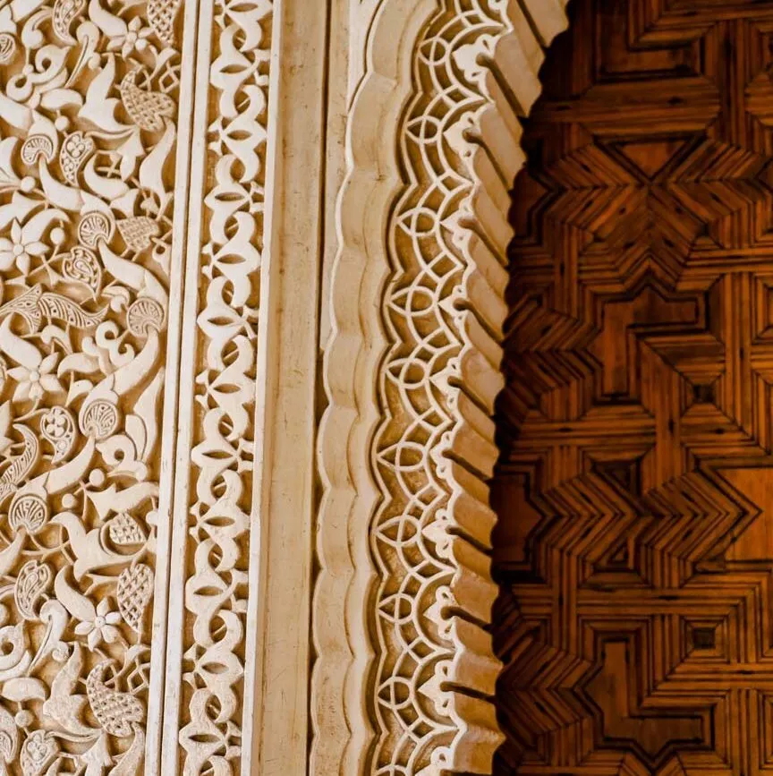 andalusische steinverzierung neben gemusterter tuer andalusische steinverzierung neben gemusterter tuer