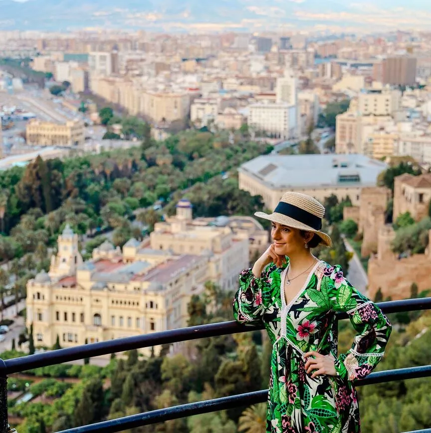 frau in kleid und hut ueberblickt malaga in andalusien vom gibralfaro frau in kleid und hut ueberblickt malaga in andalusien vom gibralfaro