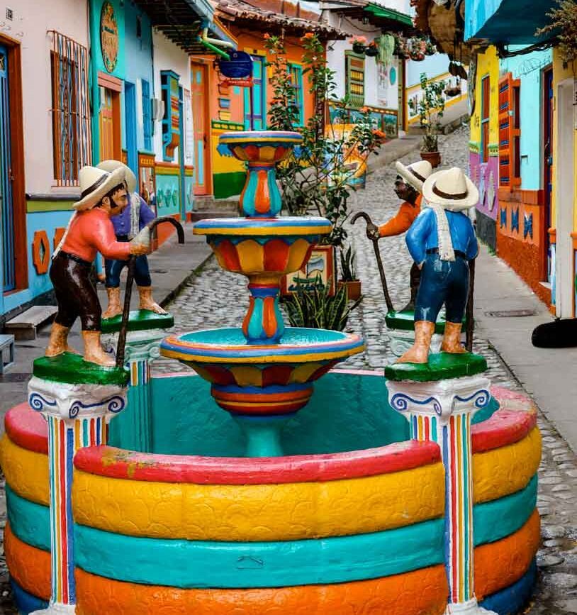 Guatapé Kolumbien bunter Brunnen