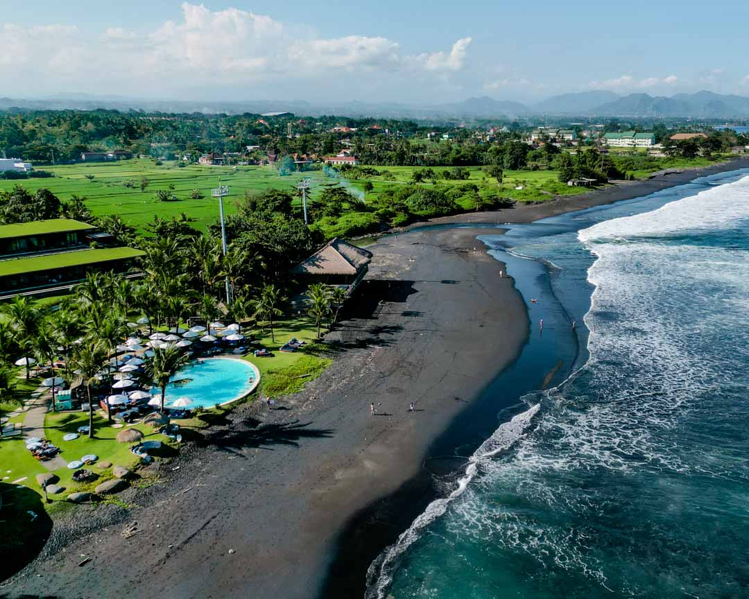schwarzer strand bei hotel komune and beach club bali
