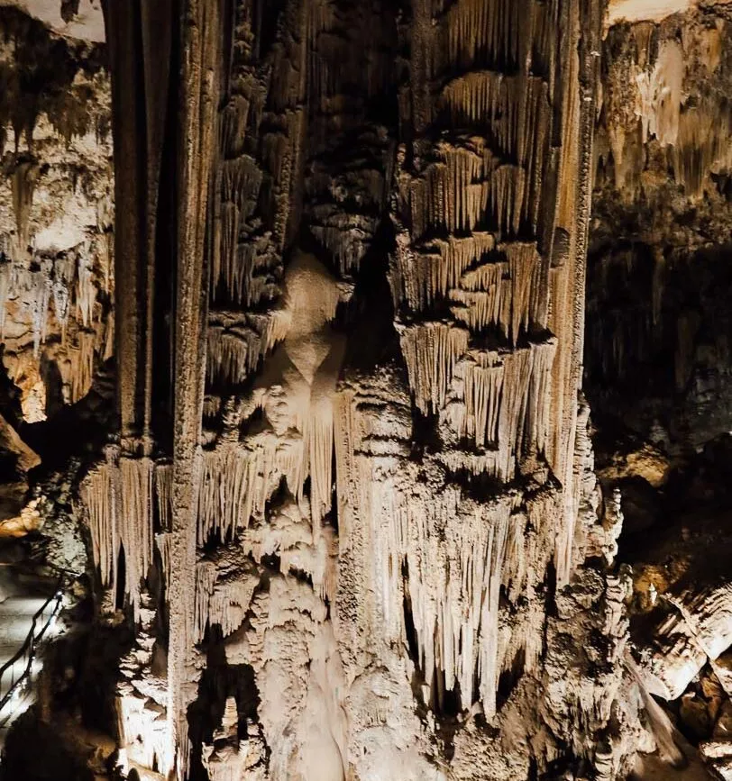 stalaktiten und stalagmiten in hoehlen von nerja stalaktiten und stalagmiten in hoehlen von nerja