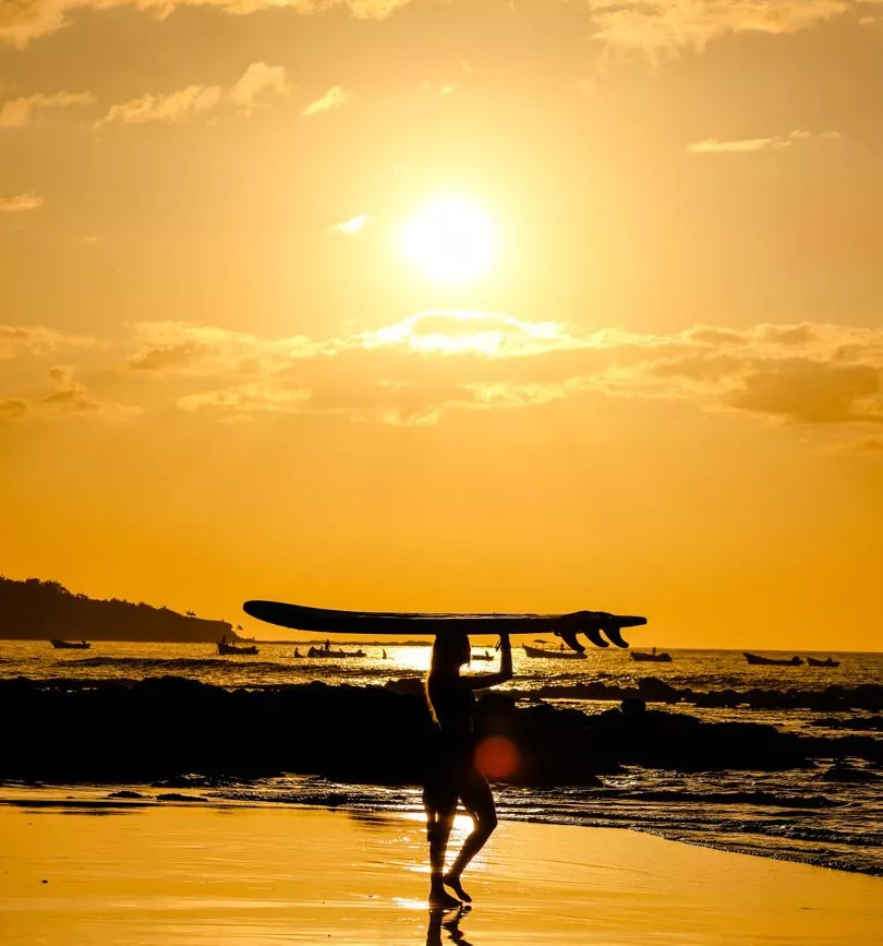 Tamarindo Costa Rica Surferin bei Sonnenuntergang