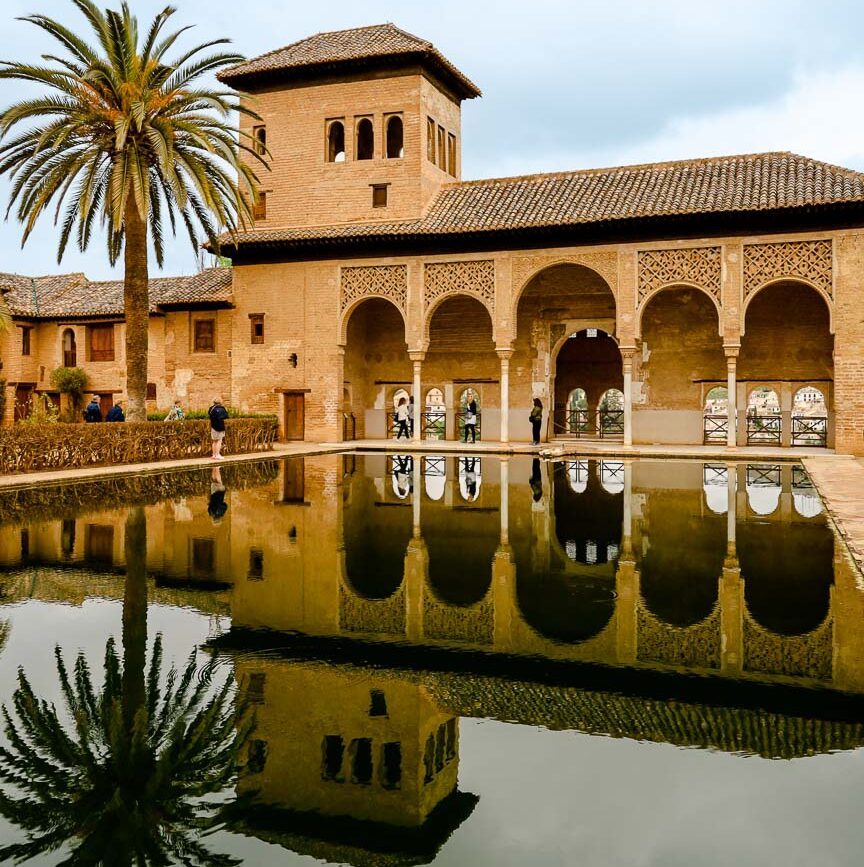 teich spiegelt historisches gebaeude alhambra spanien