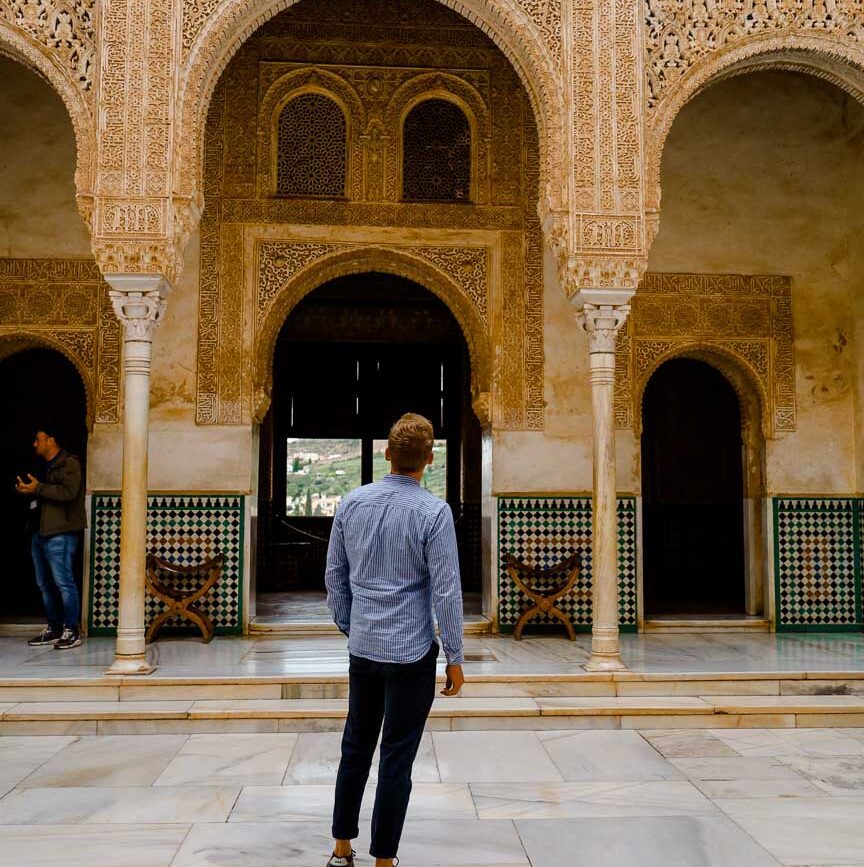 tom begutachtet nasridenpalaeste in granada