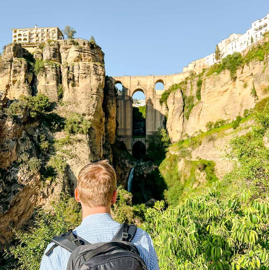 tom vor grosser schlucht in andalusien in ronda mit bruecke im hintergrund