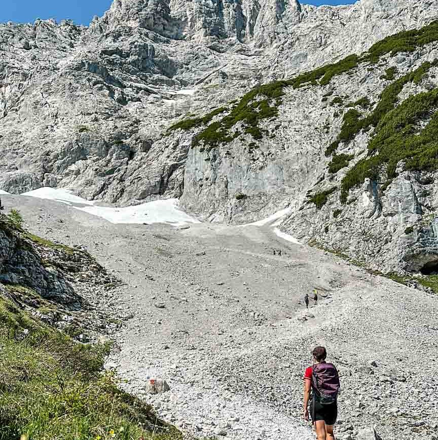 aufstieg ueber kleine geroellfelder zum tajatoerl