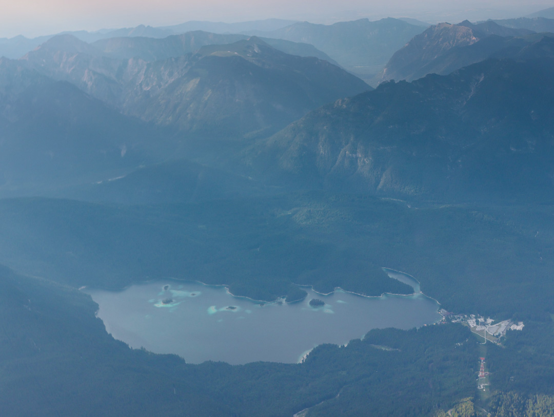 ausblick auf den eibsee auf der zugspitze