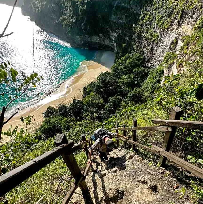 indonesien kelingking beach nusa penida weg nach unten indonesien kelingking beach nusa penida weg nach unten