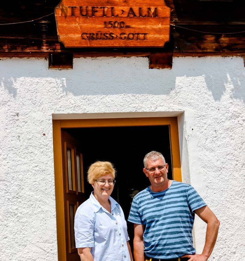 klaus mairoser und frau auf der tuftl alm in der tiroler zugspitz arena