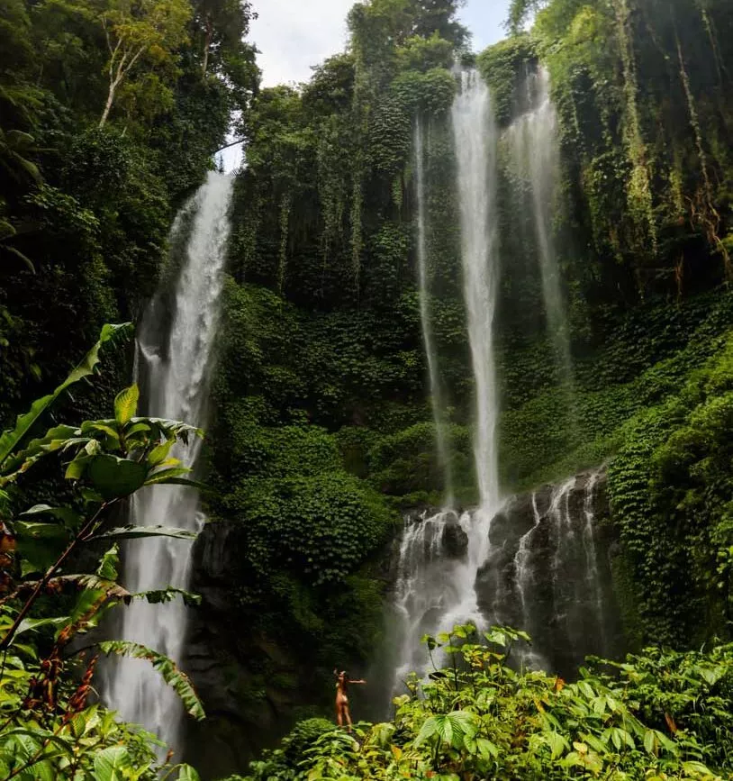 sekumpul wasserfall bali von unten
