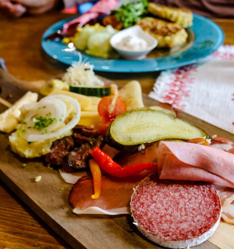 tuftl alm jausn brettl mit selbstgemachten spezialitaeten