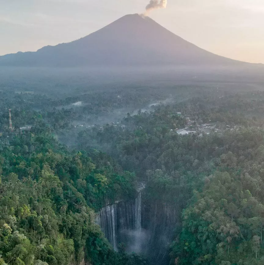 tumpak sewu wasserfall java indonesien mit vulkan im hintergrund tumpak sewu wasserfall java indonesien mit vulkan im hintergrund