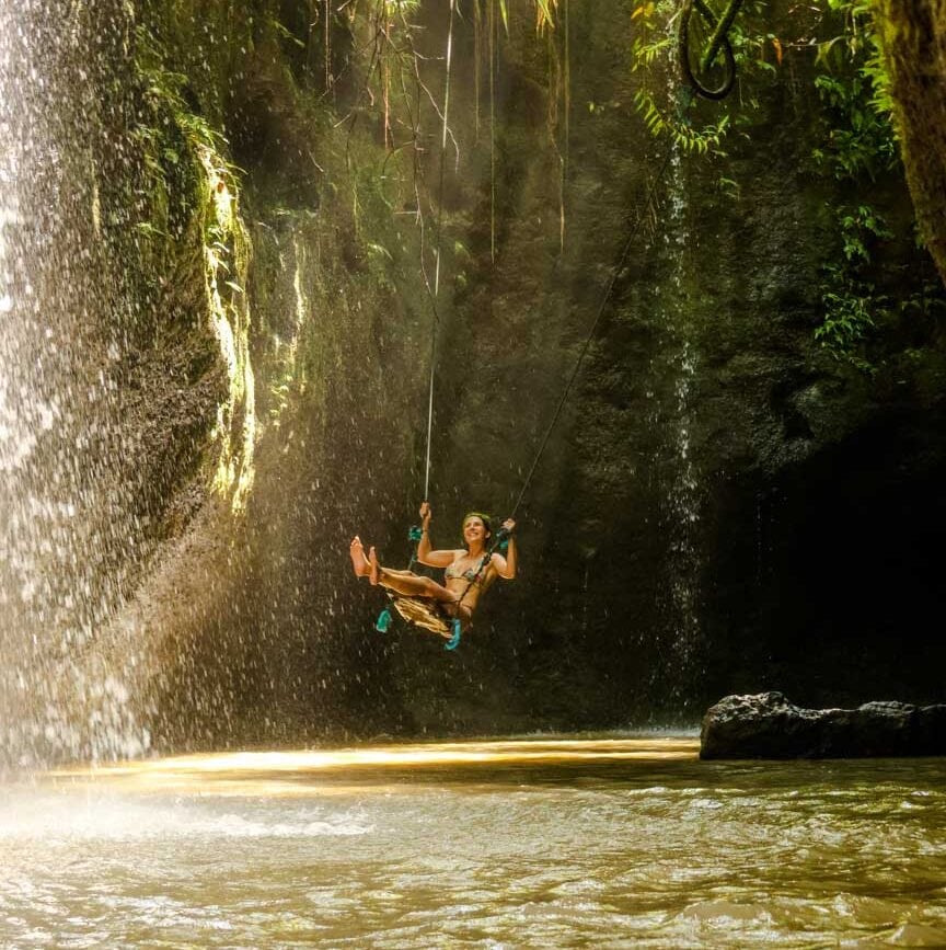 Ubud Bali Schaukel beim Goa Rang Reng Wasserfall