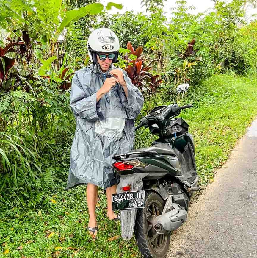 Bali Regenponcho beim Rollerfahren