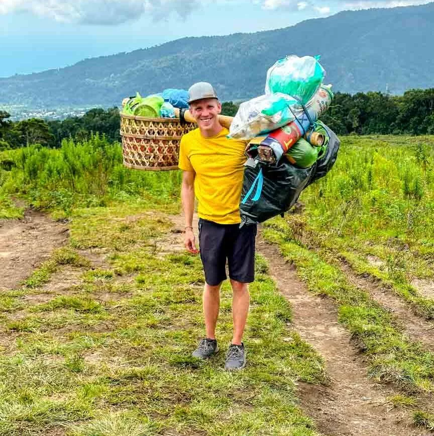 Mount Rinjani Trekking Lombok Tom hilft den Portern
