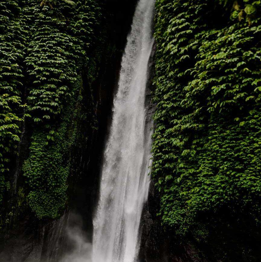 Munduk Wasserfall Wanderung Bali Red Coral Wasserfall
