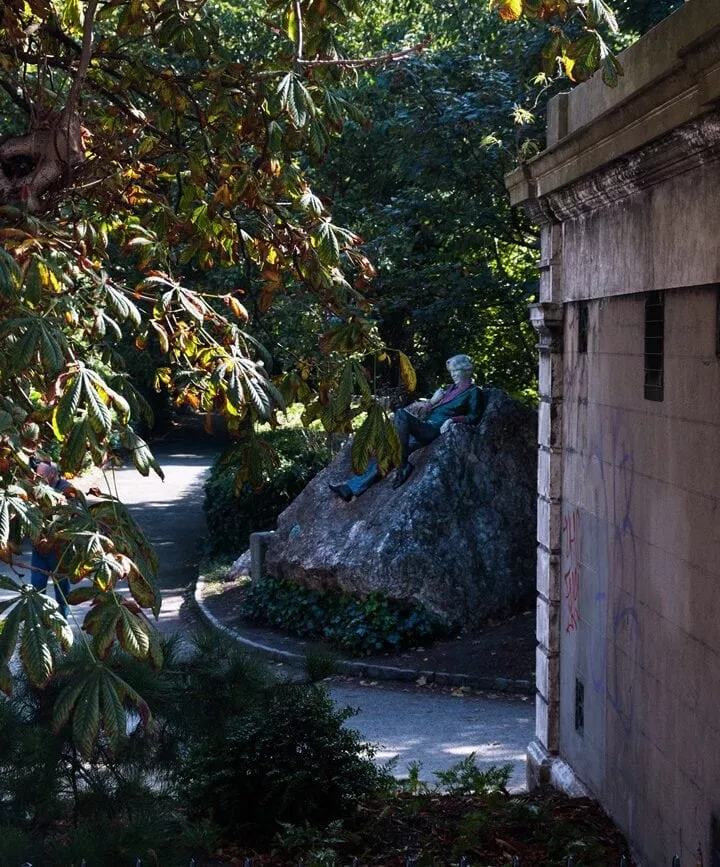 oscar wilde statue