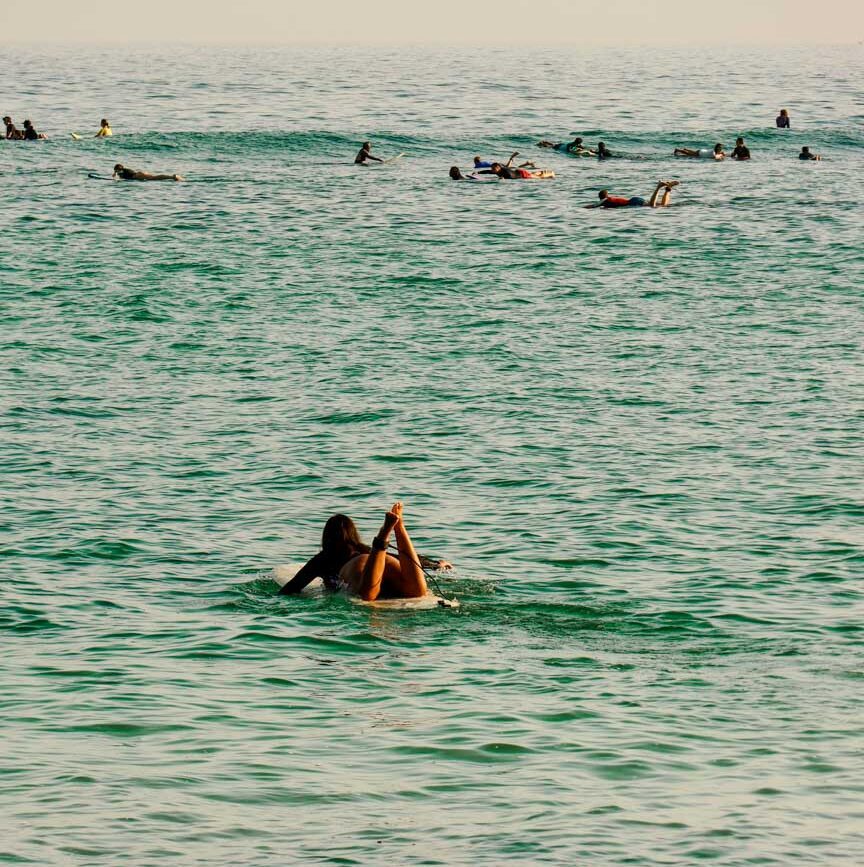 Surfer beim Padang Padang Beach Uluwatu Bali
