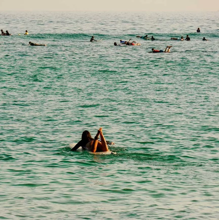 surfer beim padang padang beach uluwatu bali 2