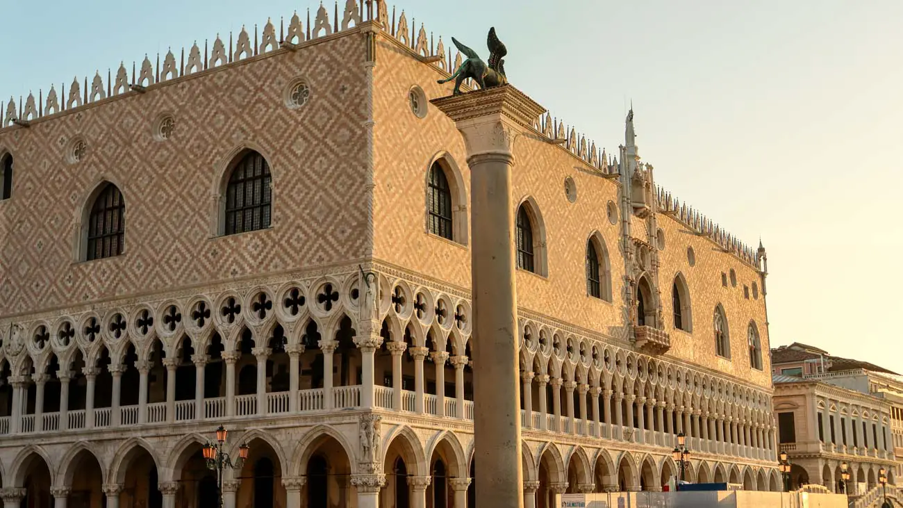 Dogenpalast Venedig außen