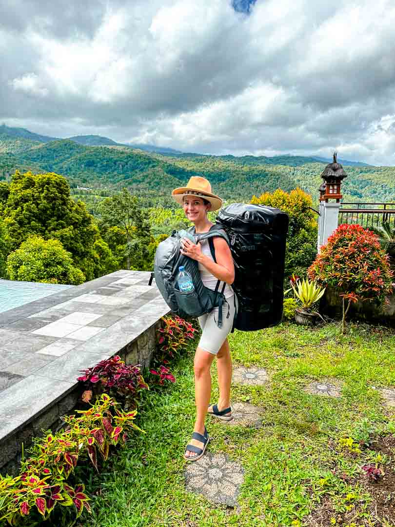 Rollkoffer auf dem Rücken