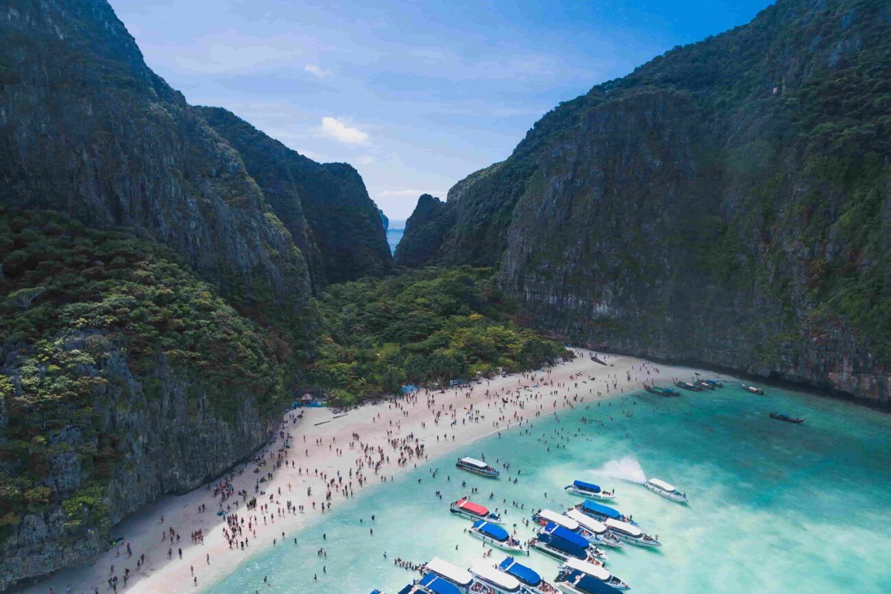 thailand koh phi phi boote in der maya baymuleba pzhlzpxp mo unsplash min