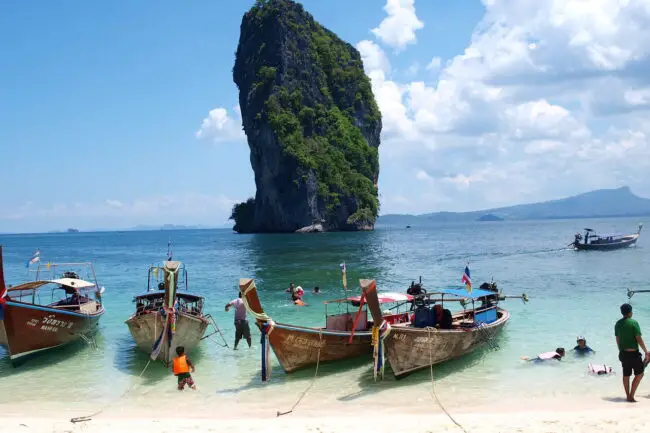 Thailand Krabi Boote am Strand von Ao Nang