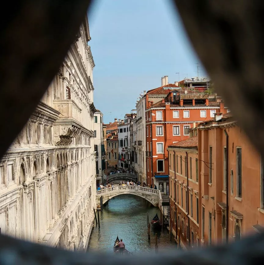 venedig dogenpalast blick durch seufzerbruecke