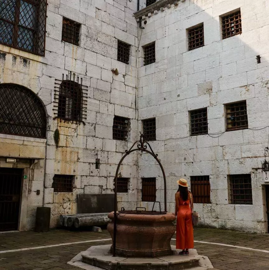 venedig dogenpalast gefaengnis innenhof