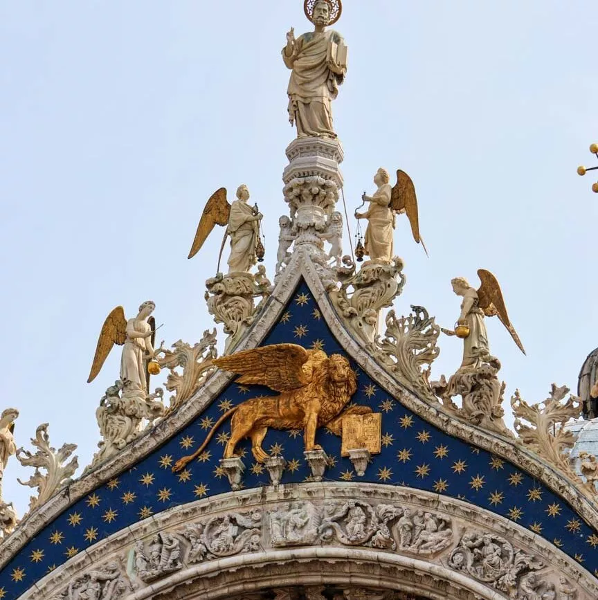 venedig markusdom venezianischer loewe aussenfassade