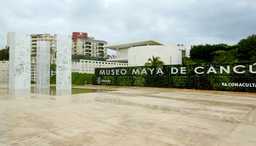 Eingang Maya Museum Cancun