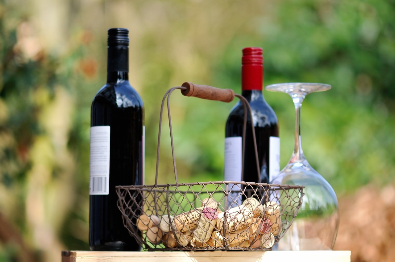 Madeira Rotweinflaschen und Weinglas