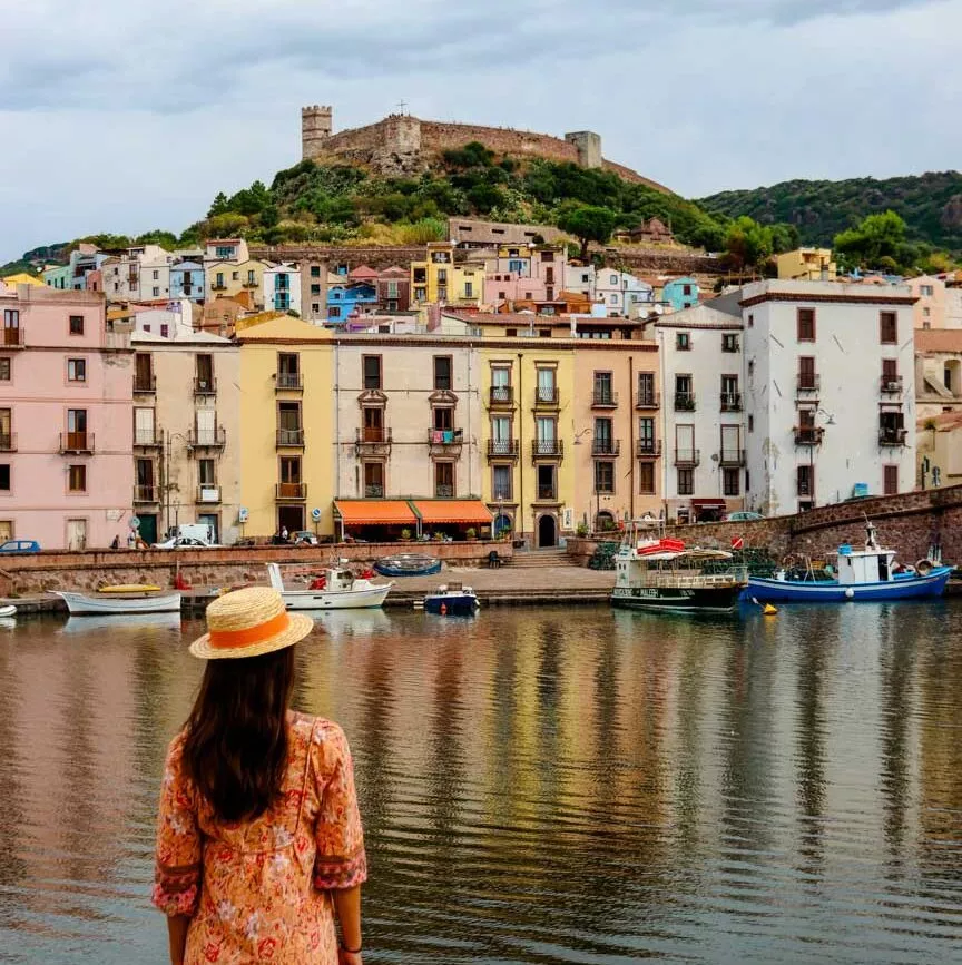 sardinien sehenswuerdigkeiten bosa haeuserreihe