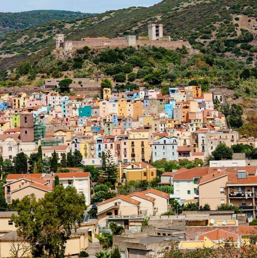 sardinien sehenswuerdigkeiten bosa von oben