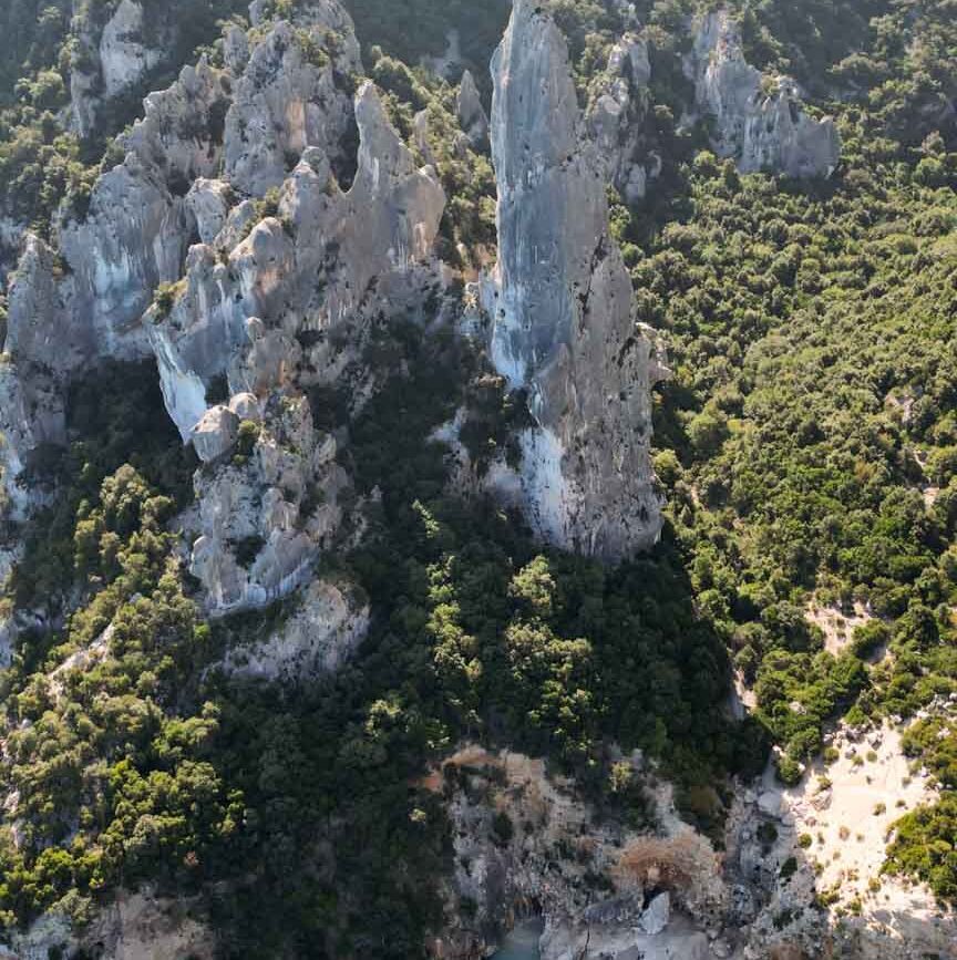 sardinien sehenswuerdigkeiten cala goloritze felsnadel von oben