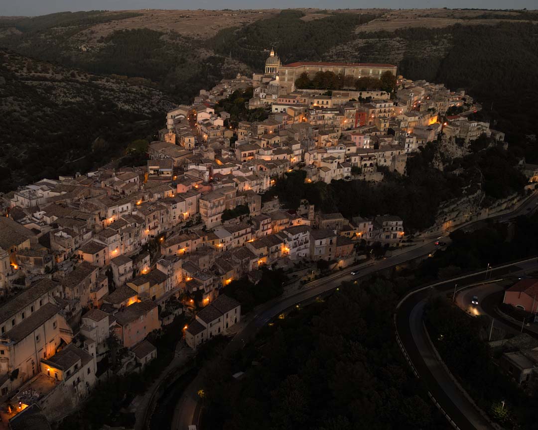 Sizilien Ragusa Drohnenaufnahme bei Nacht