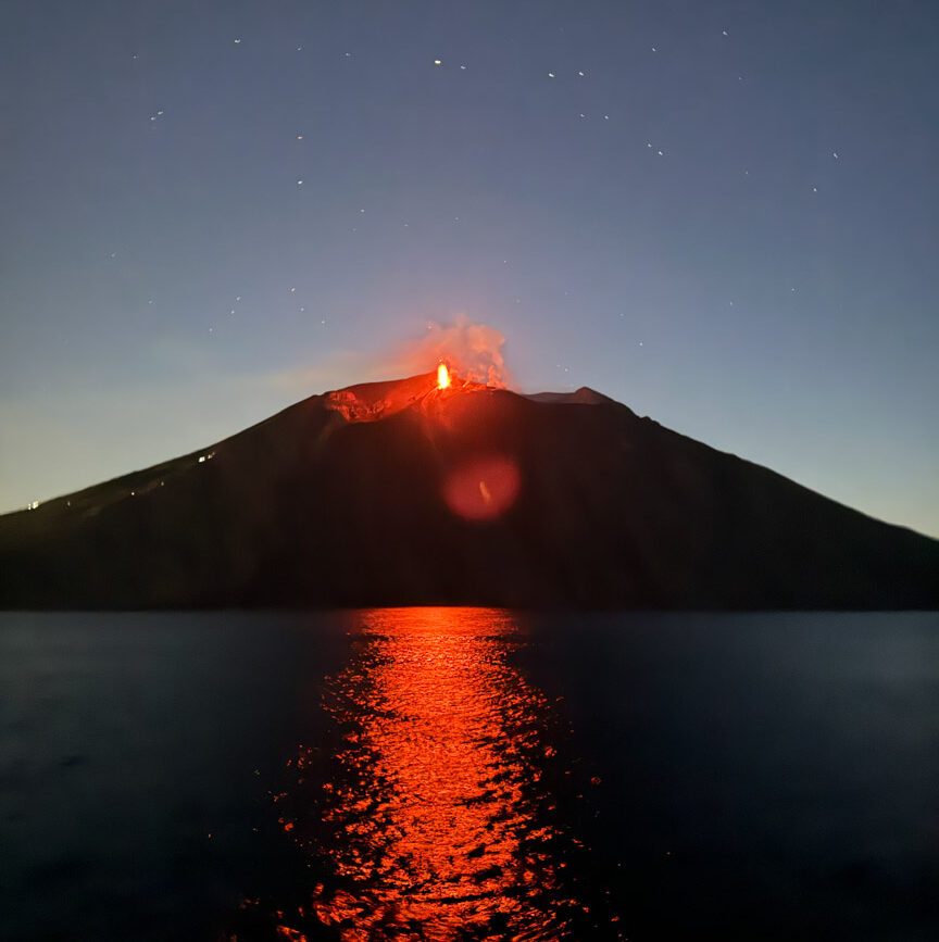 Sizilien Stromboli bei Nacht Lava