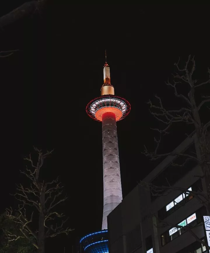 Kyoto Tower bei Nacht