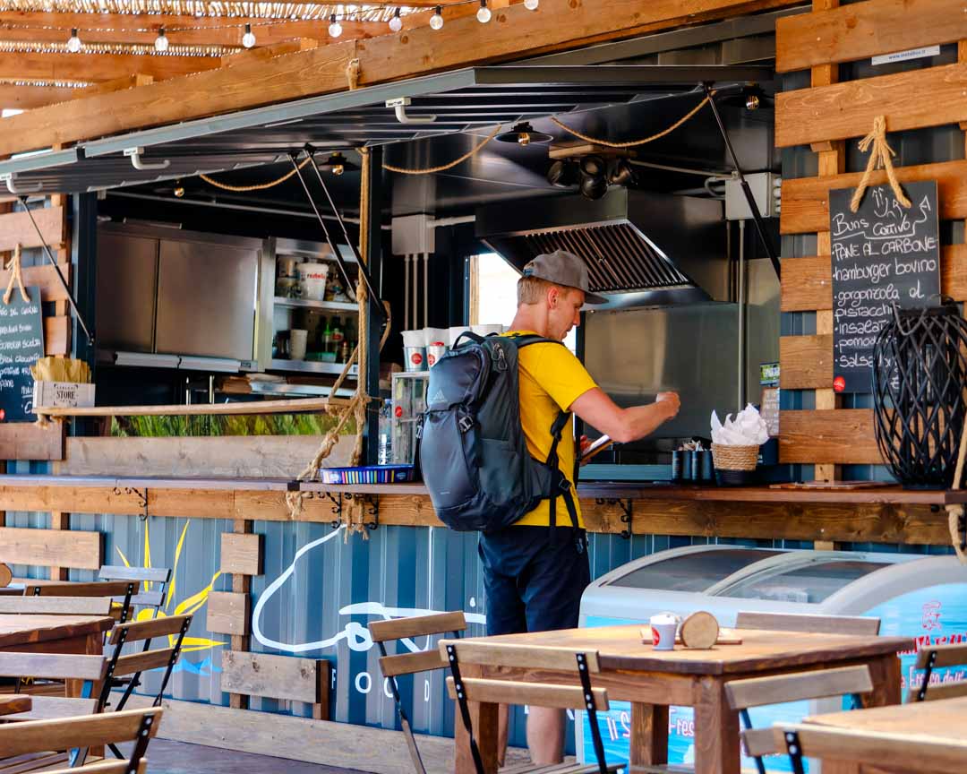 la maddalena sardinien einkehr beim food truck