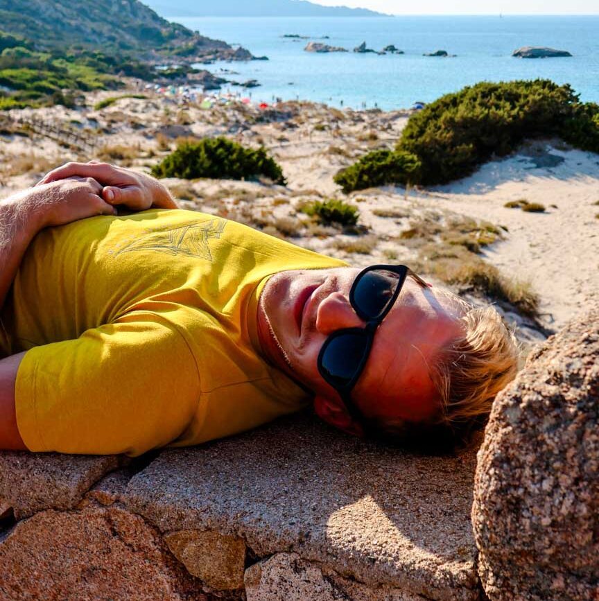 la maddalena sardinien kleines paeuschen am parkplatz