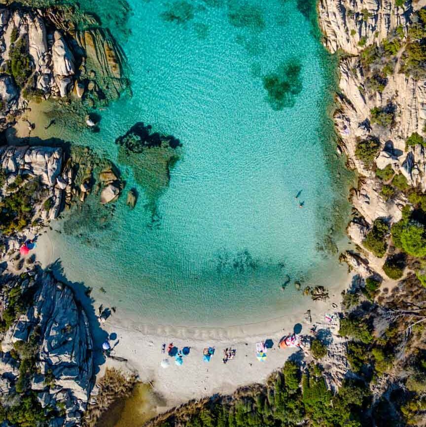 la maddalena sardinien schoene bucht von oben