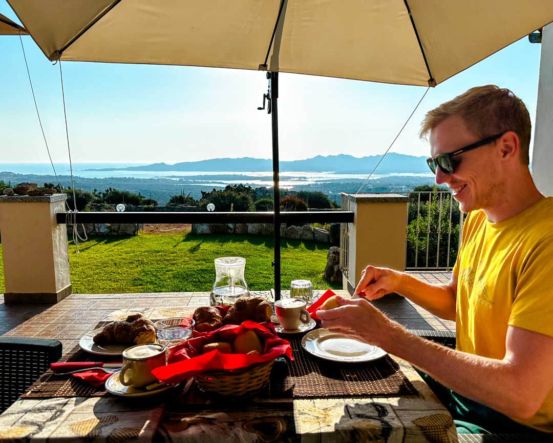 La Maddalena Sardinien sehr reichhaltiges Frühstück auf der Sonnenterrasse