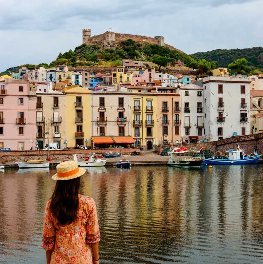 sardinien bosa bunte haeuserfassaden