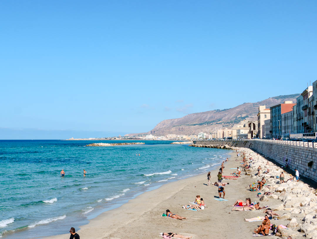 sizilien strand in der altstadt von trapani