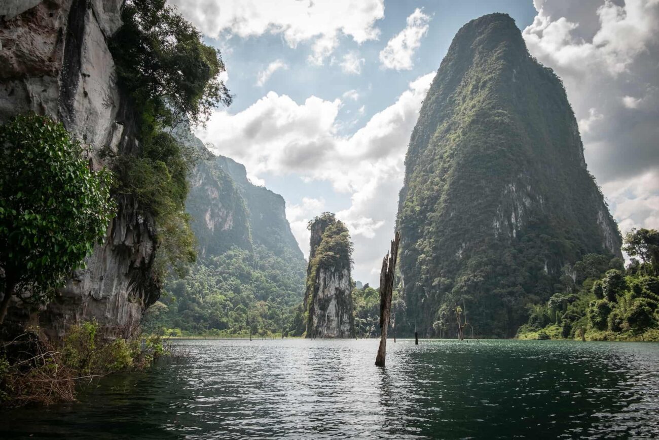 thailand khao sok cheow lan see mit hohen felsen